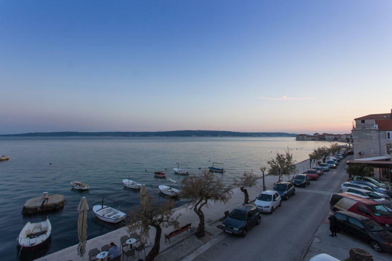 Seafront Apartment In Historical Cippico Castle Каштела Екстер'єр фото