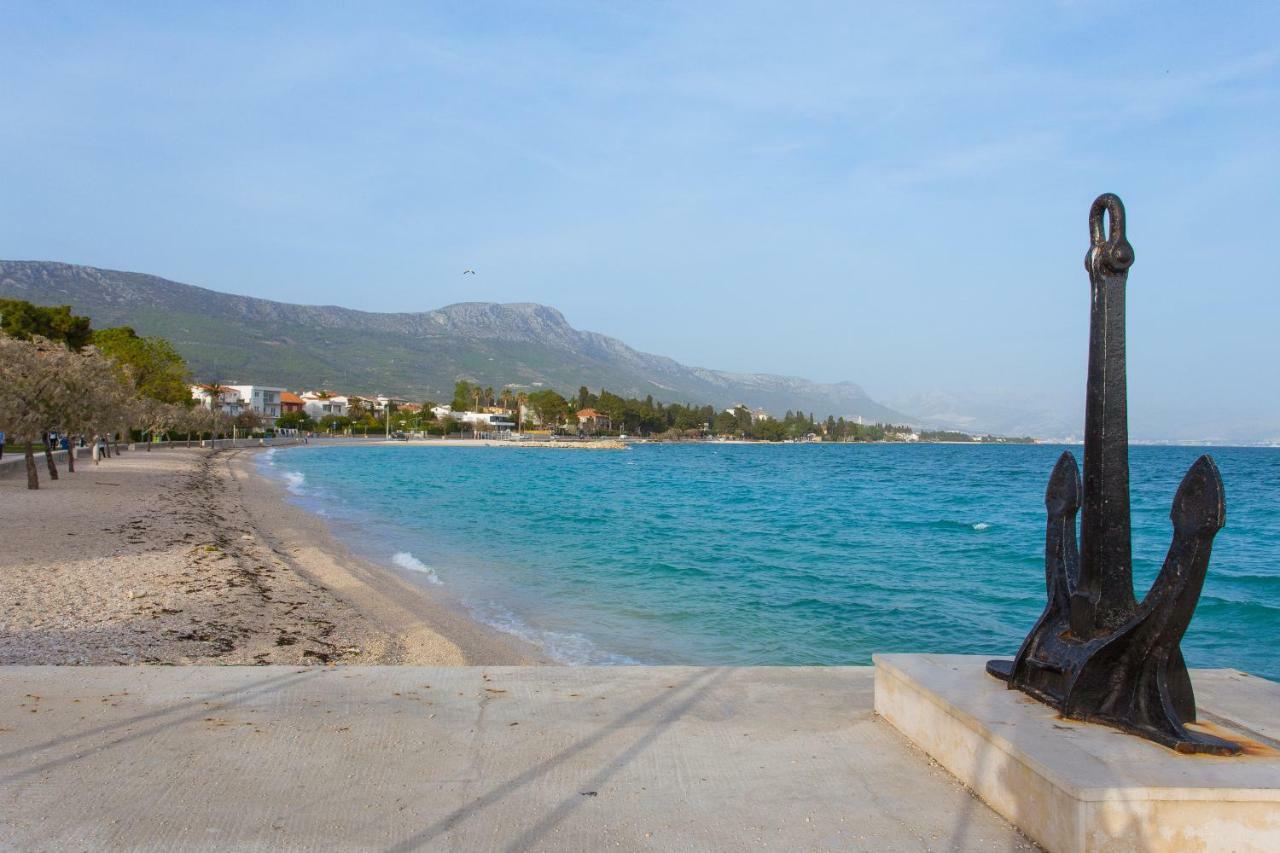 Seafront Apartment In Historical Cippico Castle Каштела Екстер'єр фото